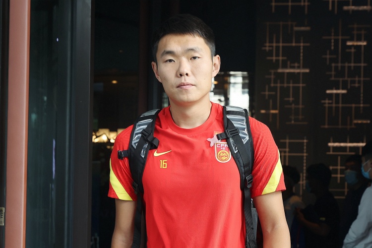 媒體人：國足征召5名邊后衛(wèi)真的有必要嗎？中場堆積眾多8號位
