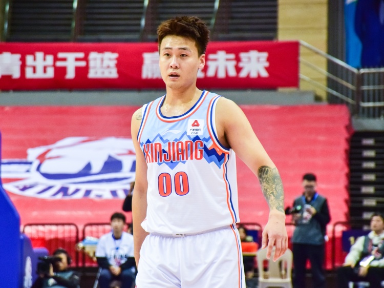 狀態(tài)不俗！趙睿半場9中4拿到15分5籃板