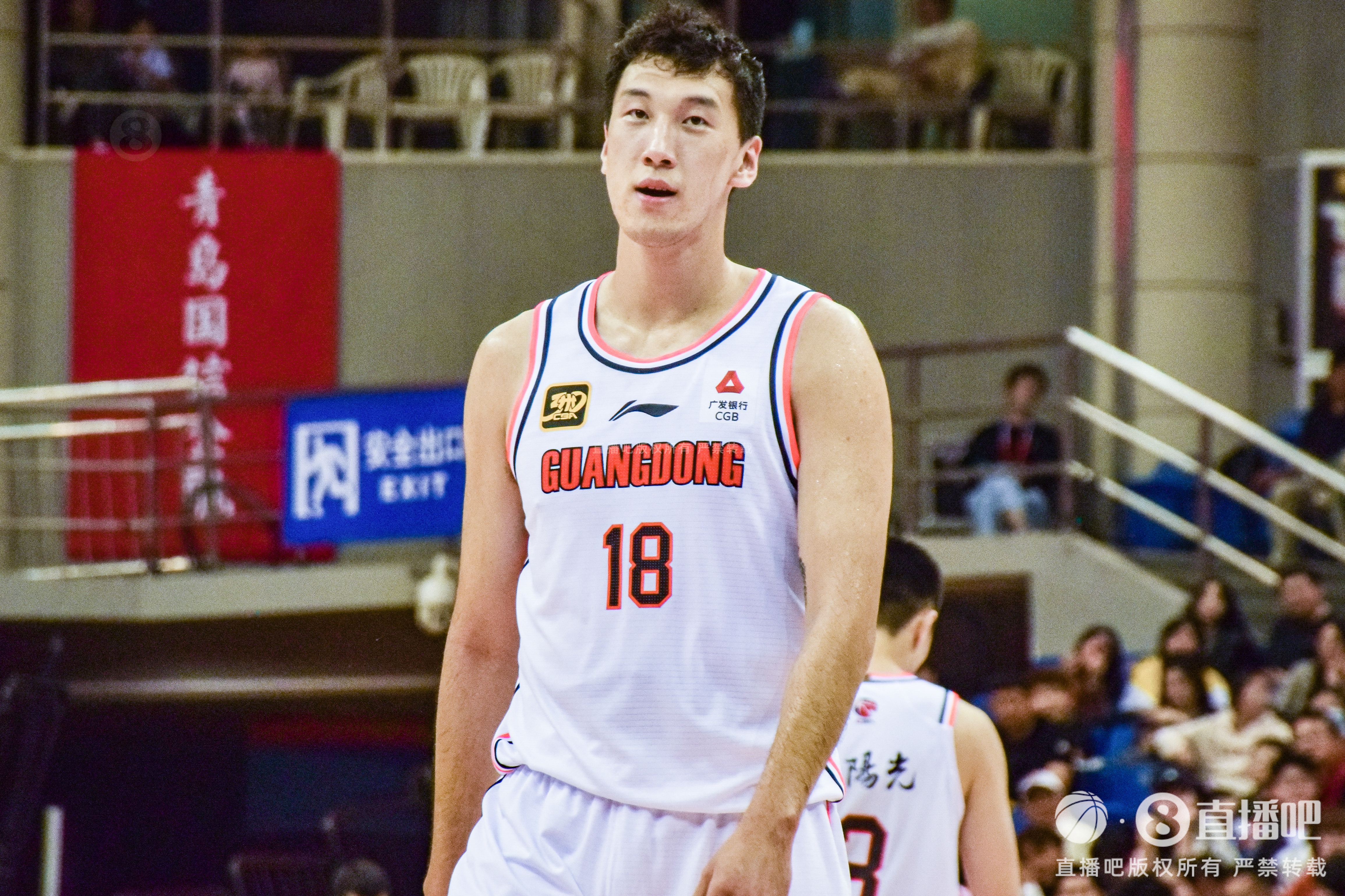 高炮臺發(fā)威！杜潤旺半場6中5拿到13分2斷1帽 三分3中3