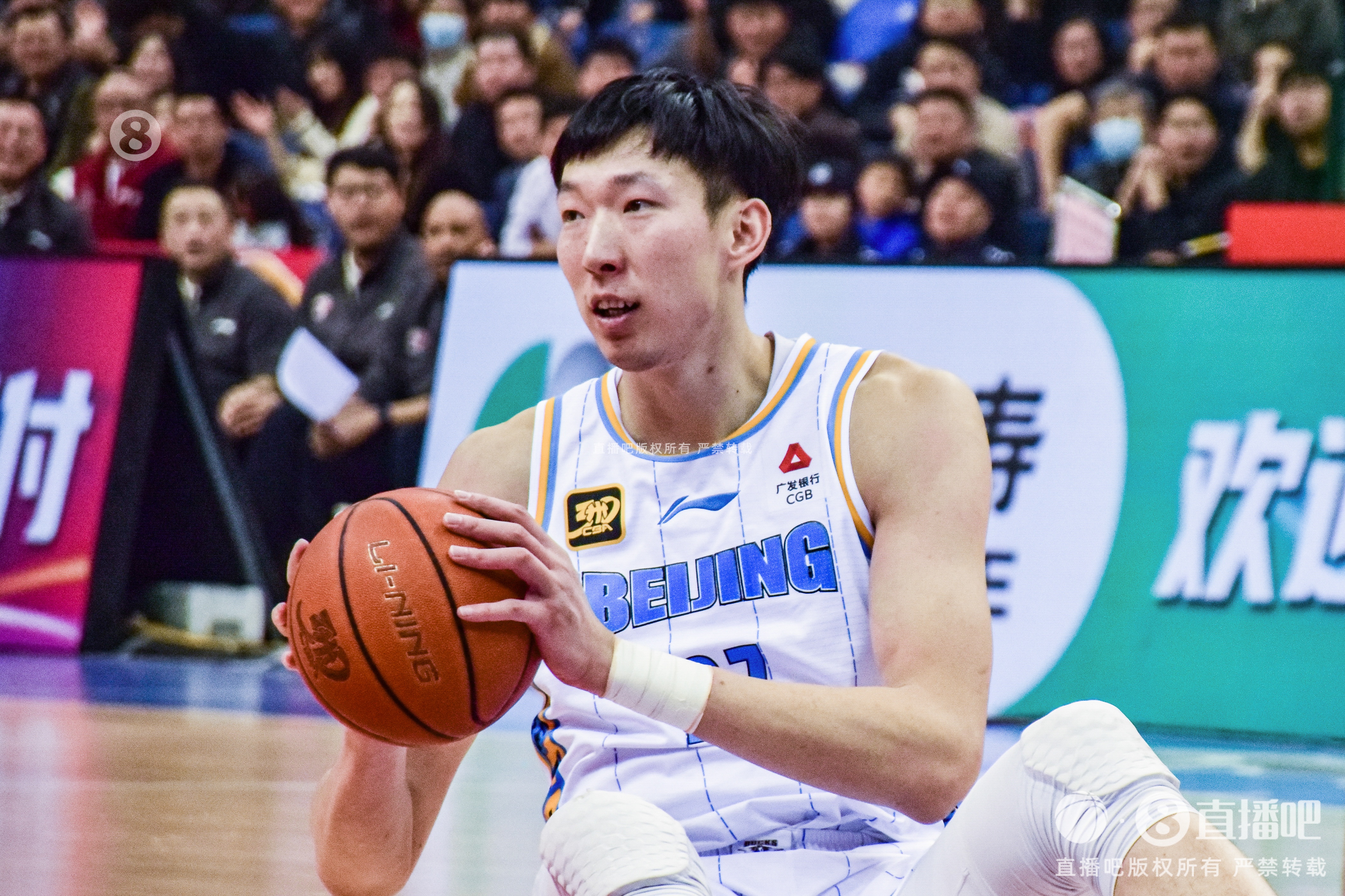 定海神針！周琦內(nèi)線攻防在線 半場6中5貢獻(xiàn)12分6籃板2蓋帽